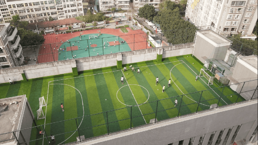 必一运动平台向天借地向上生长 成都市七中育才学校学道分校楼顶运动场景再上新(图1)