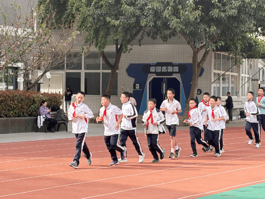 必一运动平台向天借地向上生长 成都市七中育才学校学道分校楼顶运动场景再上新(图4)