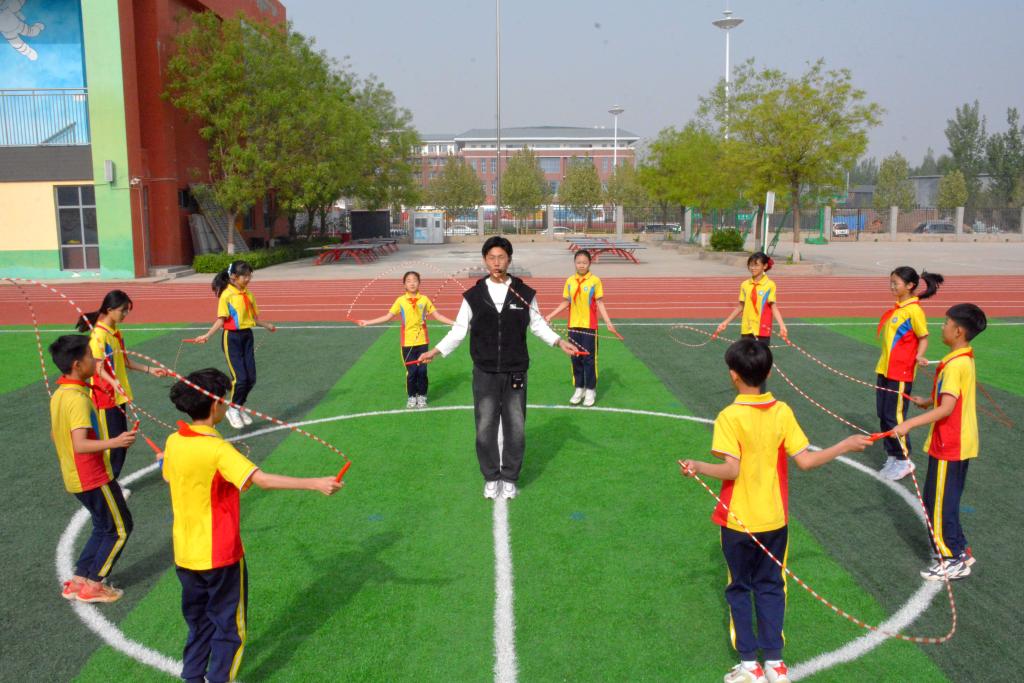 中必一运动小学生每天在校运动时间如何达到2小时？(图1)