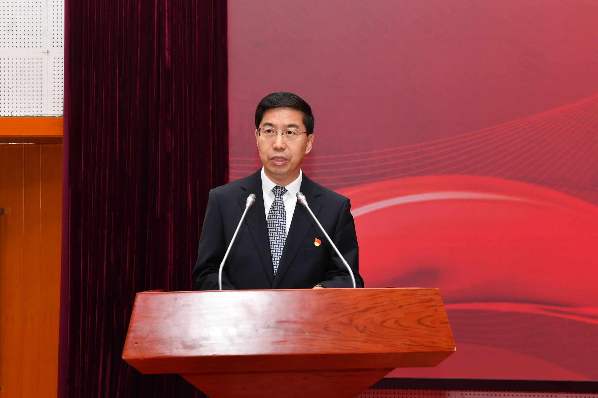 必一运动下载学校举行纪念五四运动106周年暨五四表彰会(图1)