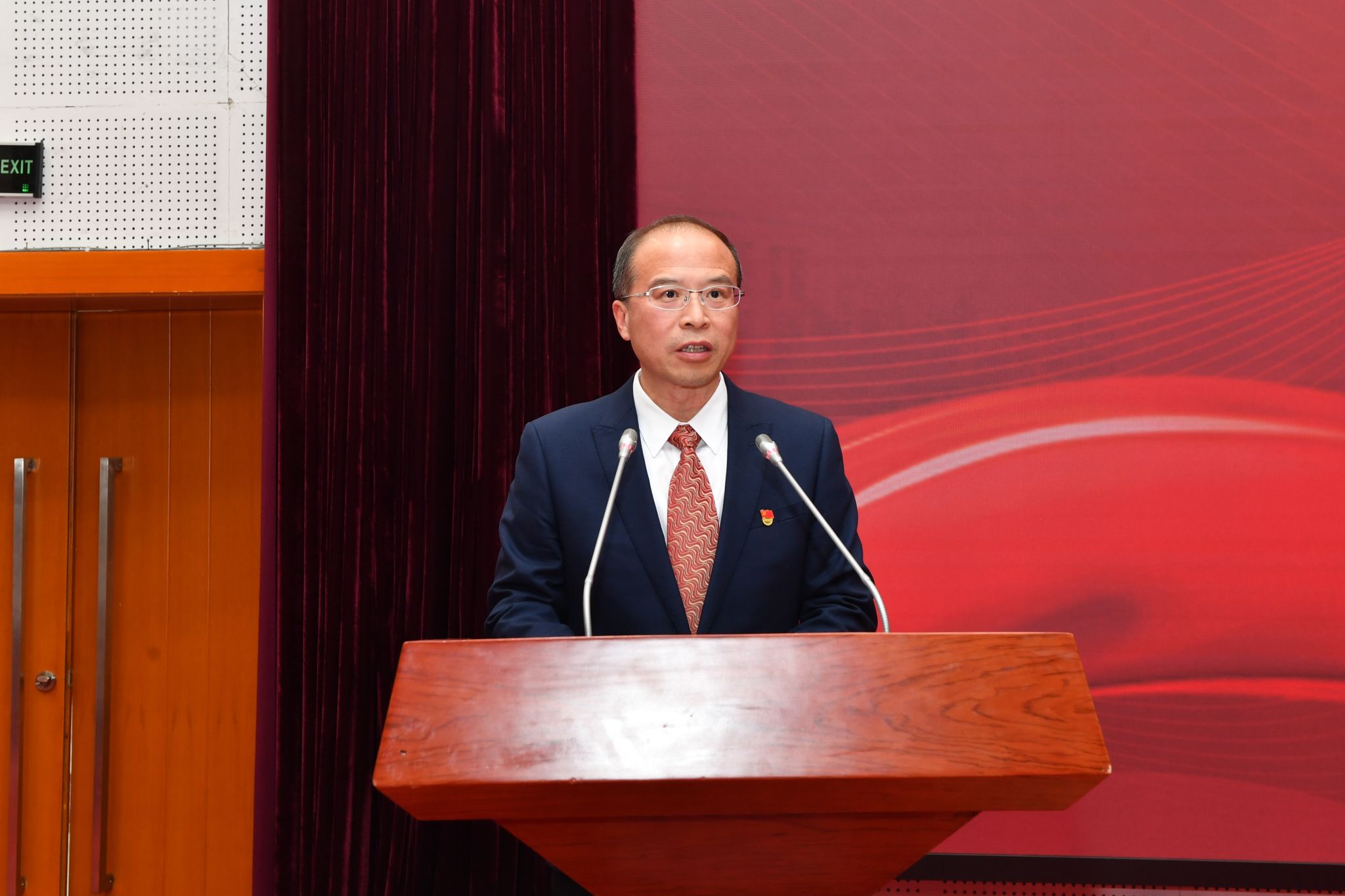 必一运动下载学校举行纪念五四运动106周年暨五四表彰会(图2)