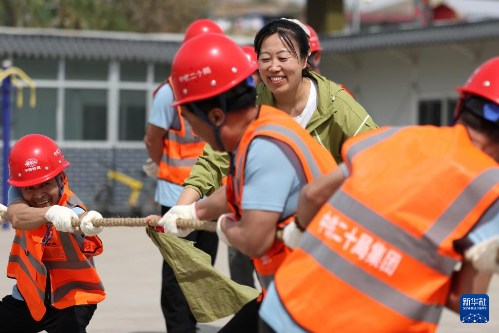 必一运动入口工地趣味运动迎“五一” 新华网(图1)