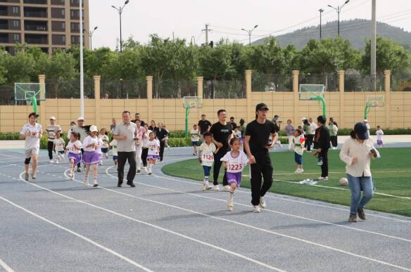 必一运动下载校家社协同育人新实践 春秀小学首届亲子运动会圆满落幕(图4)