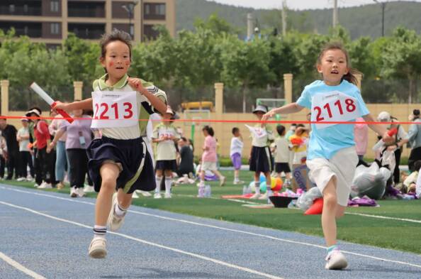 必一运动下载校家社协同育人新实践 春秀小学首届亲子运动会圆满落幕(图2)